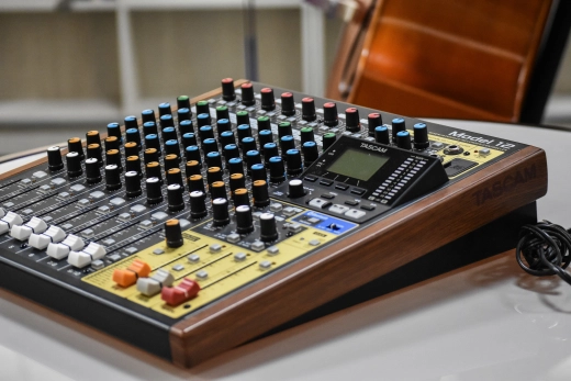 Tascam - MODEL 12 4
